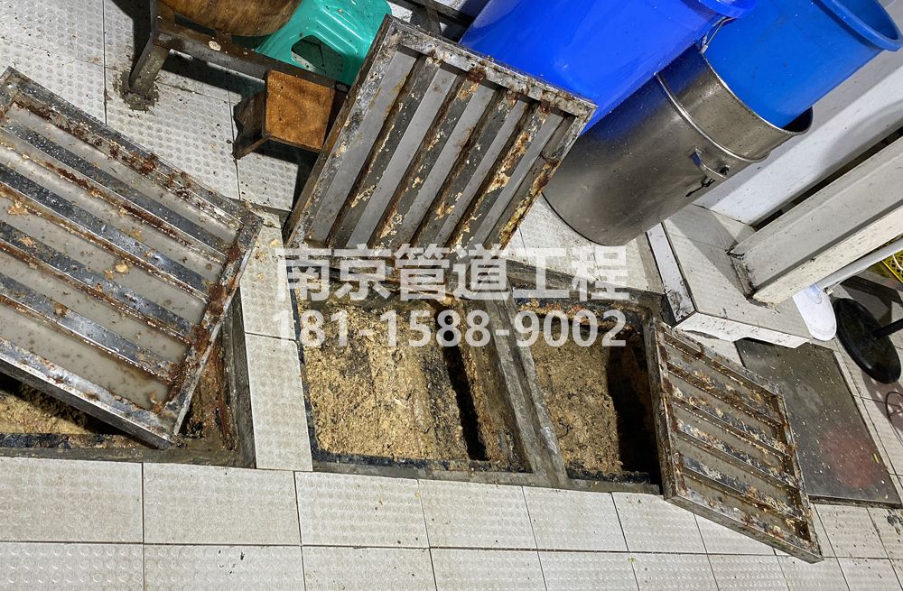278察哈尔路城管中队食堂隔油池清理